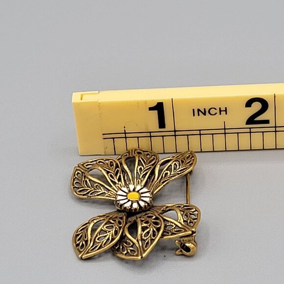 Gold Tone Floral Flower Shaped Brooch Pin Enameled Daisy Center Open Work - Picture 7 of 7
